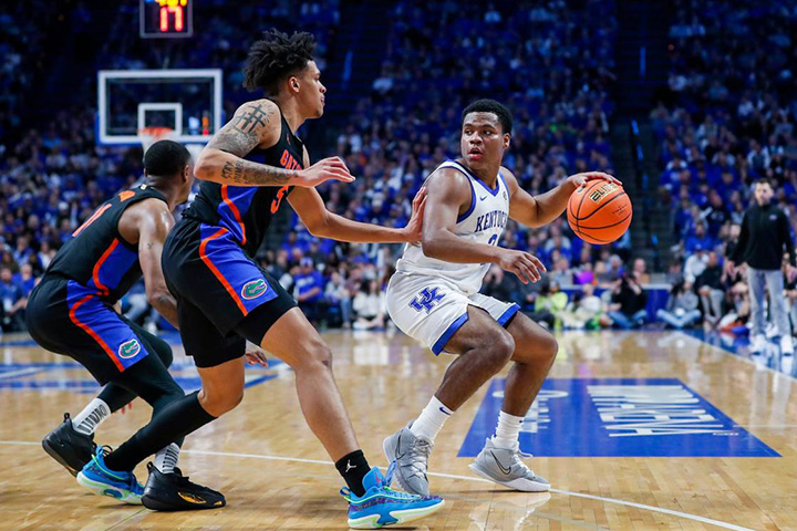 Cầu thủ tấn công không được đứng trong khu vực hình thang của đối phương quá 3 giây liên tục