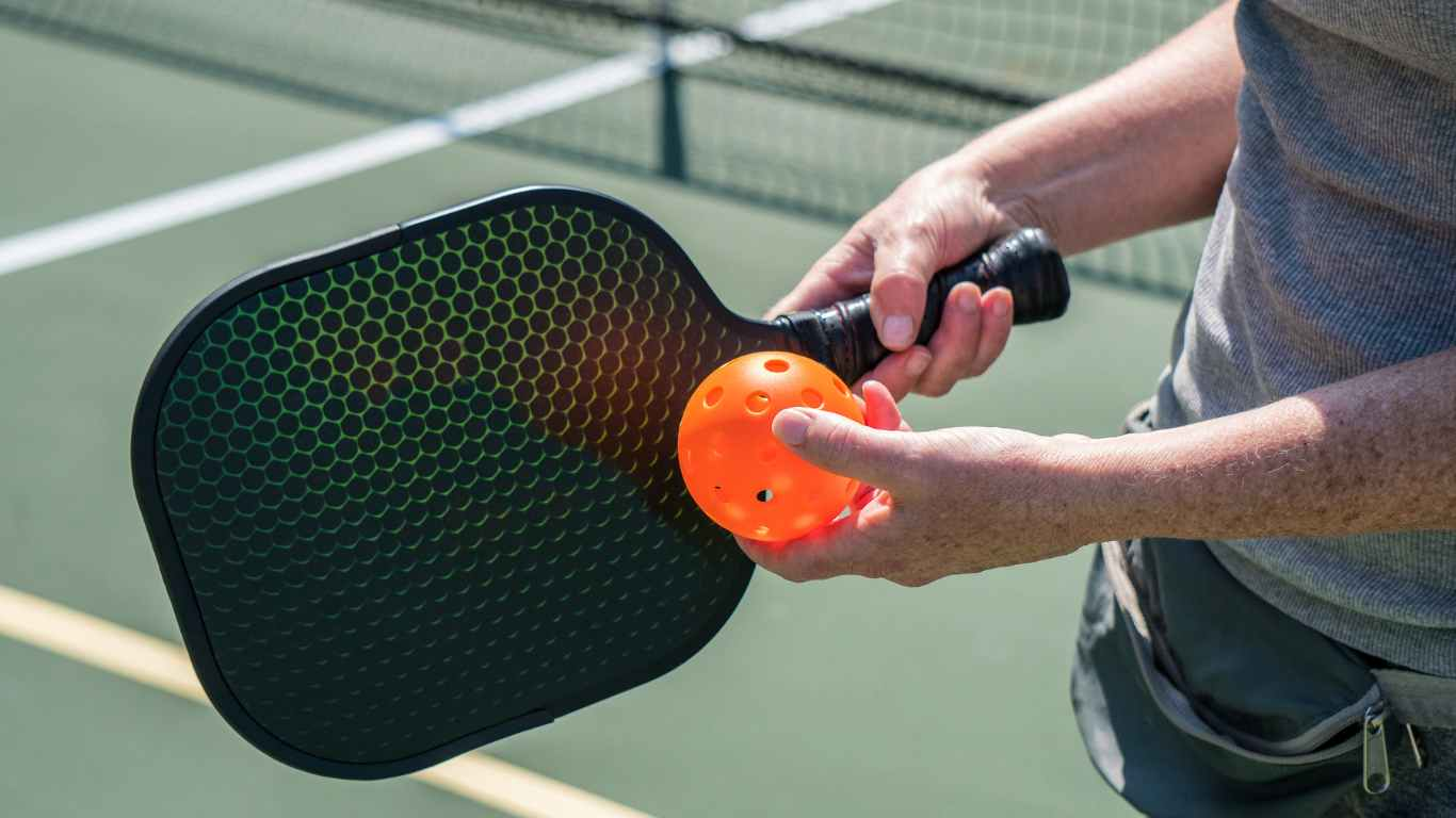 Cách cầm vợt pickleball Western grip