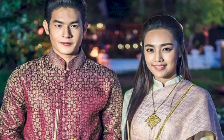 “Định Mệnh Ánh Trăng” xoay quanh mối duyên định mệnh giữa một hoàng tử bị nguyền rủa và cô gái hiện đại bị kéo vào thế giới cổ đại