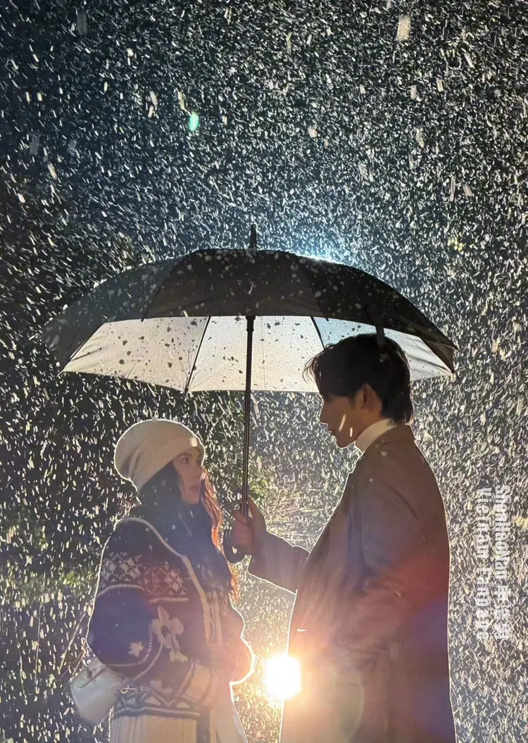 “Hẹn Ước Dưới Cơn Mưa” hấp dẫn bởi những cảnh quay dưới mưa đầy nghệ thuật và một câu chuyện tình yêu đầy cảm xúc