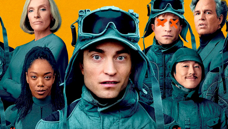 Robert Pattinson hóa thân Mickey giữa không gian băng giá, ánh mắt đầy đấu tranh