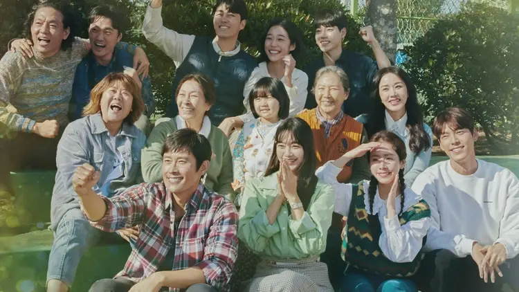 Phim sử dụng hình thức kể chuyện đa tuyến, đưa khán giả theo chân những nhân vật với hoàn cảnh khác nhau