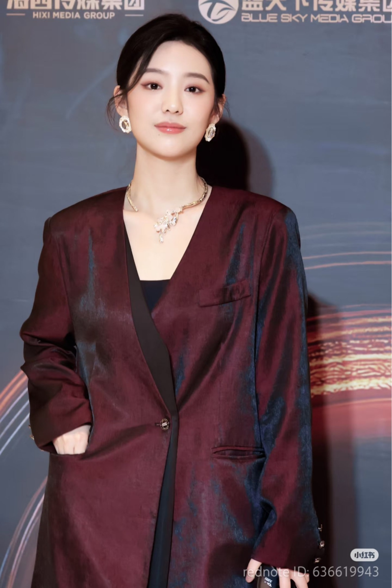 Từ Nghệ Chân với vẻ đẹp thanh tú, sang trọng