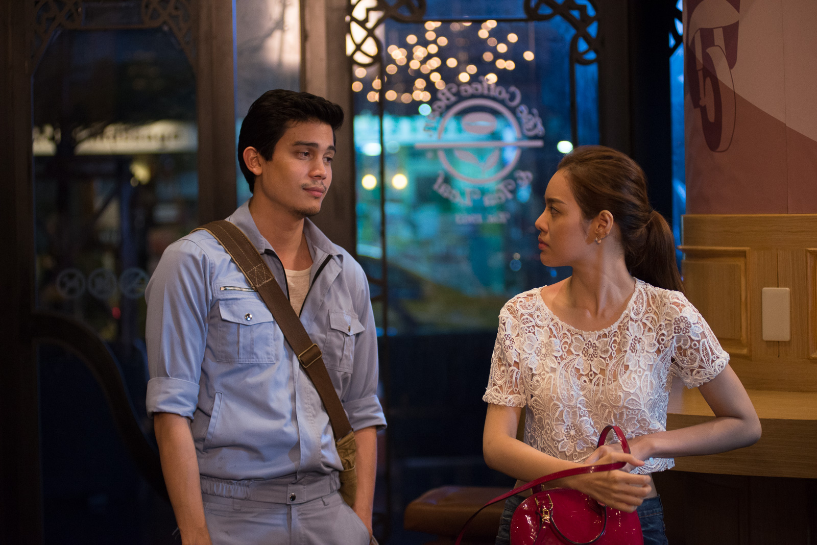 "Nữ Gia Sư" xoay quanh câu chuyện một cô giáo tiếng Anh bị lôi kéo dạy kèm cho một anh chàng thô lỗ, nóng nảy