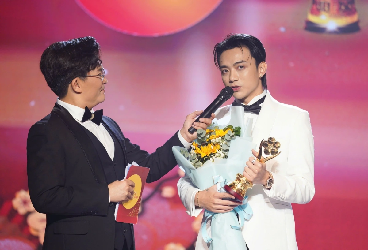 Soobin Hoàng Sơn nhận giải Mai Vàng lần thứ 30. Ảnh: Ban tổ chức