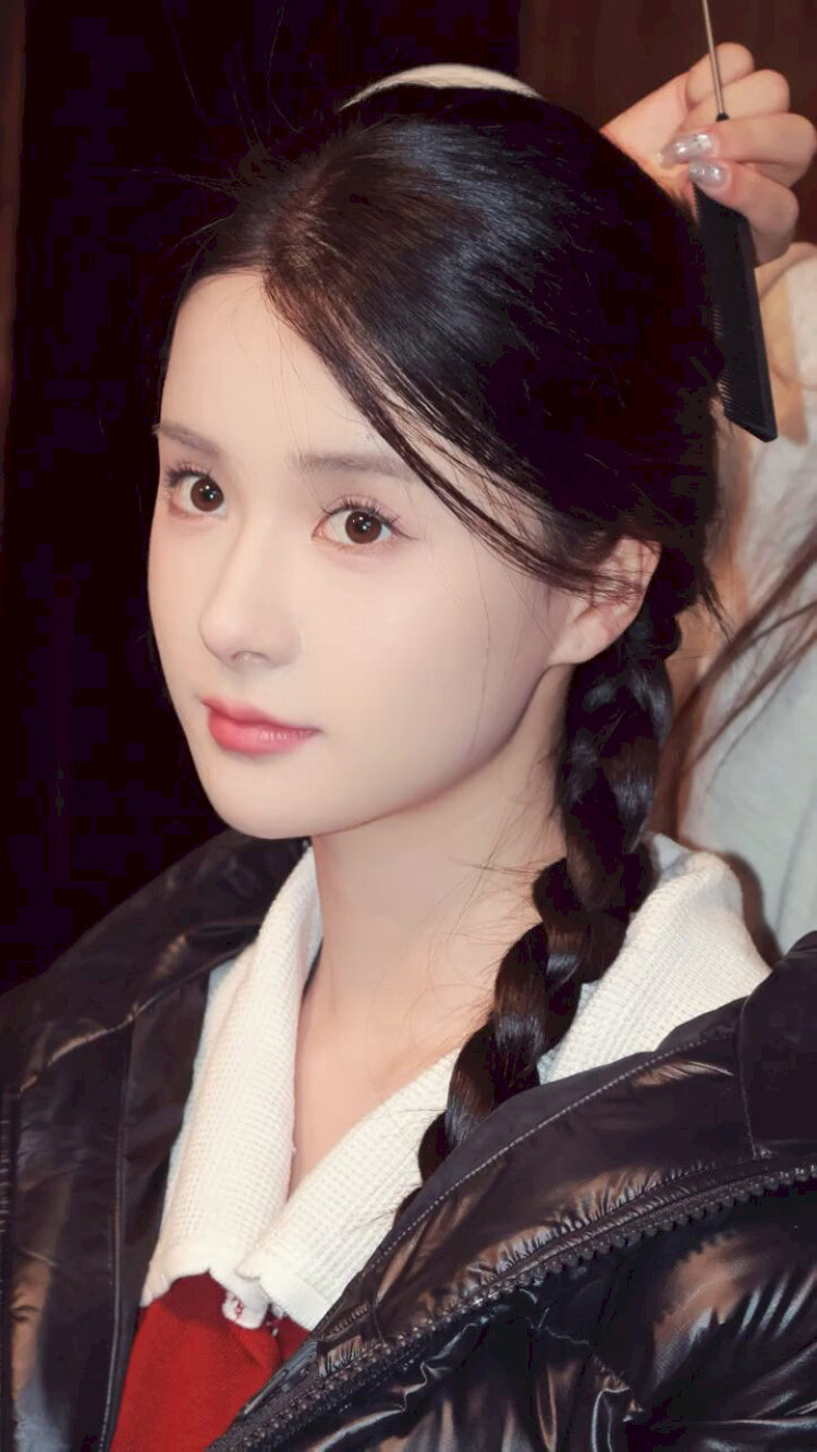 Mạnh Na (Mèng Nà) nổi bật với ngoại hình ưa nhìn, khí chất quý phái, và khả năng biến hóa đa dạng từ cổ trang đến hiện đại.