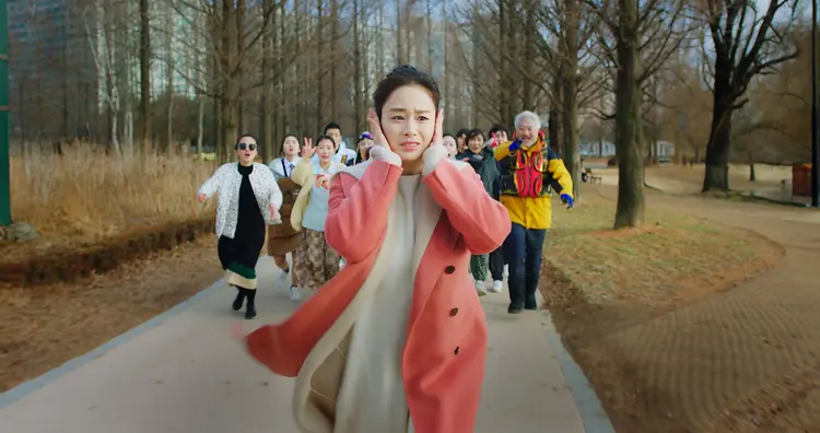 Kim Tae-hee thể hiện trọn vẹn hình ảnh một người mẹ đầy bản năng, dịu dàng nhưng không kém phần mạnh mẽ