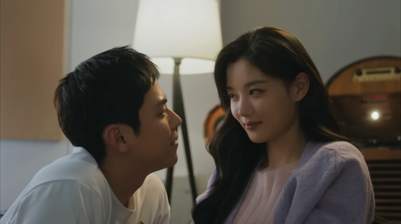 Nhưng Heo In Gang rõ ràng không phải là người dễ bị dọa nạt. Cô ấy đã im lặng quá lâu. Giờ đây, khi A Hee đã "phản đòn" bằng lời đe dọa, In Gang chắc chắn sẽ có động thái đáp trả. Tập 3 "Dear X" (Gửi X) hứa hẹn sẽ là một cuộc chiến leo thang, "mặt nạ" của Baek A Hee bắt đầu xuất hiện những vết nứt nghiêm trọng đầu tiên.