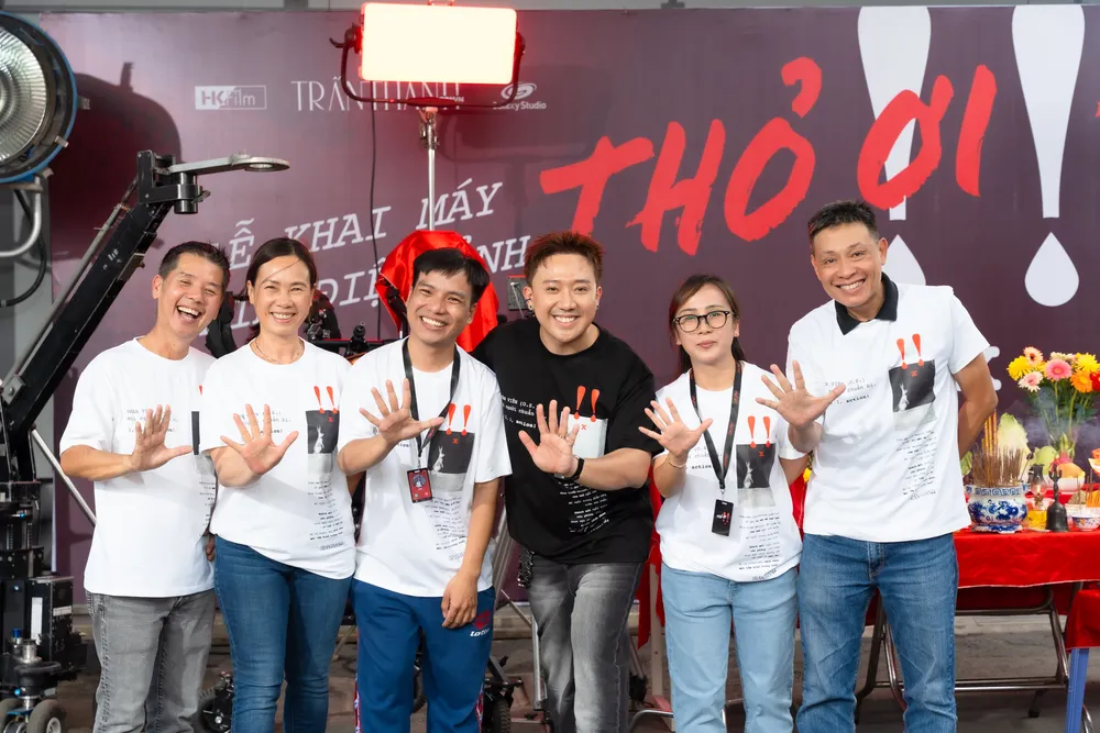 Trấn Thành cùng ekip trong ngày khai máy phim "Thỏ ơi!!", dự án điện ảnh cho mùa tết 2026