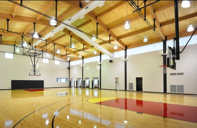 Theo tiêu chuẩn FIBA, ánh sáng sân trong nhà nên đạt 500–750 lux