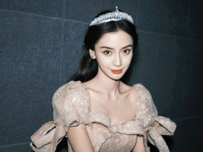 Angelababy tại một sự kiện thời trang cao cấp, thể hiện phong cách thanh lịch và quyến rũ đặc trưng