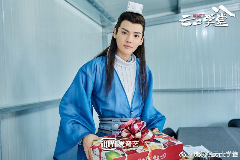 Tất Văn Quân với tạo hình chàng thư sinh trong "Thư Sinh Xinh Đẹp"