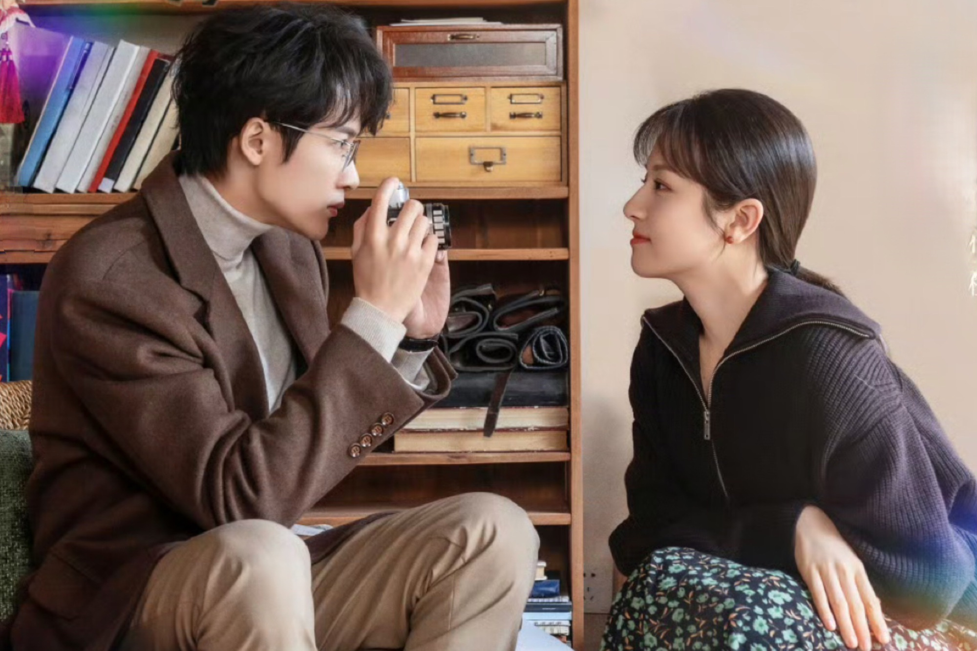 Đàn Kiện Thứ và Lý Lan Địch trong "Lự Kính" (Filter) năm 2025. Bộ phim hiện đại kỳ ảo này đang nhận được sự quan tâm lớn và giúp Đàn Kiện Thứ dẫn đầu bảng xếp hạng Vlinkage