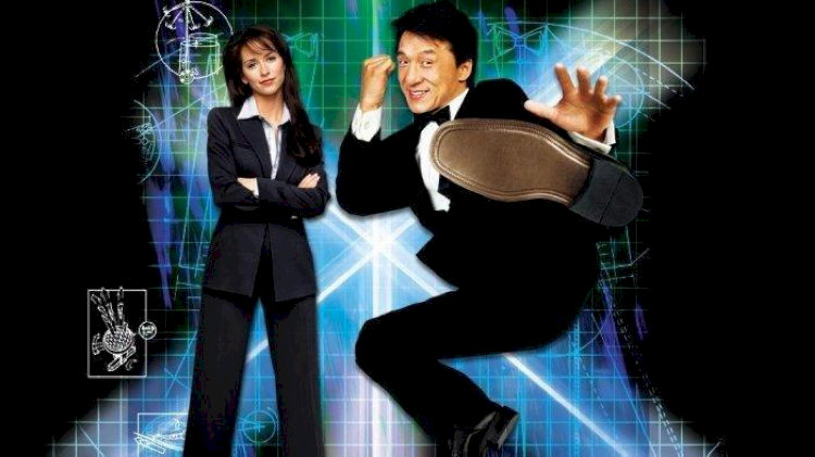 Ảnh phim vui nhộn, mang phong cách spy-comedy với tông sáng và không khí giải trí nhẹ nhàng.