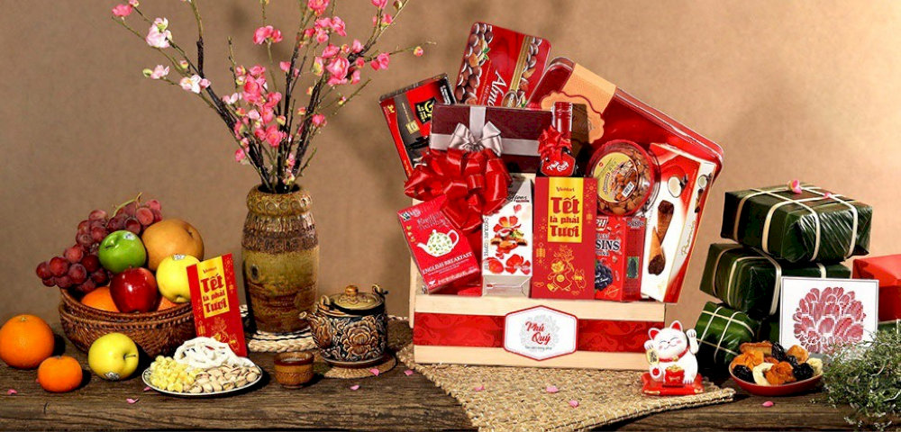 Giỏ quà Tết là biểu tượng của sự sung túc và no đủ