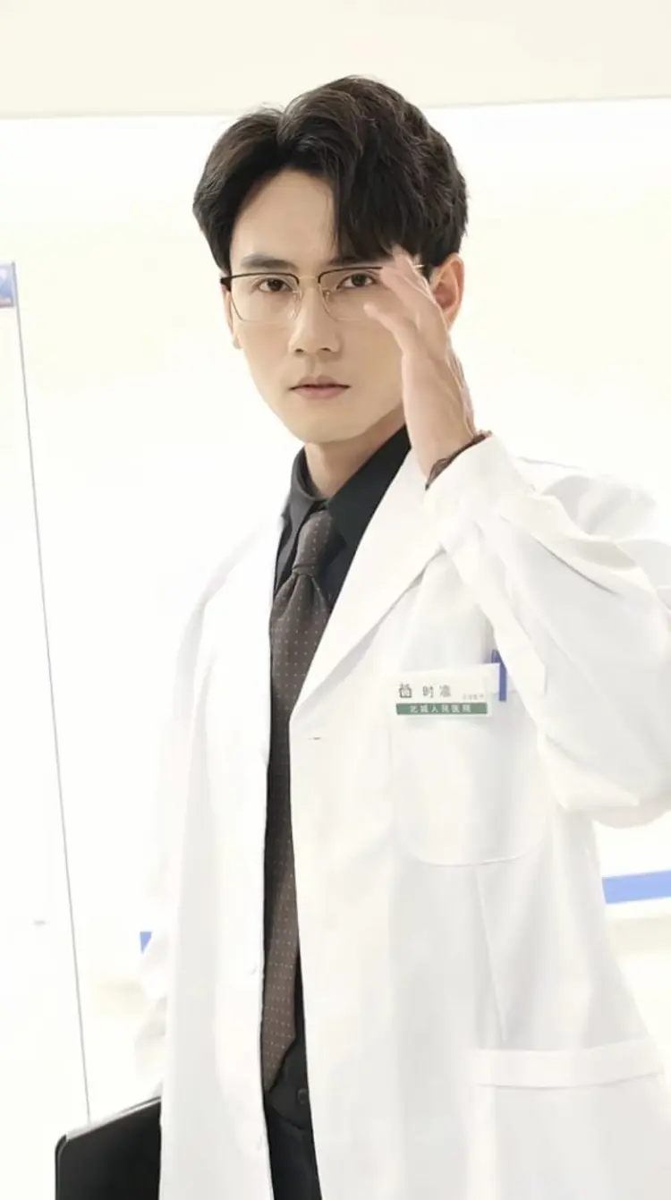 Tạ Dư Vọng có ngoại hình điển trai, vóc dáng chuẩn, diễn xuất đa dạng và cuốn hút.