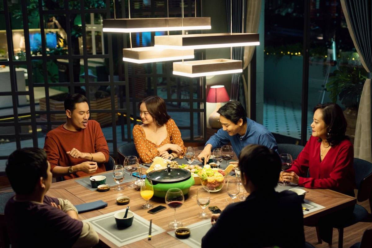 Phim vẫn giữ chất châm biếm sắc bén, xen lẫn những khoảng lặng sâu sắc về tình bạn, tình yêu và giá trị thật của con người hiện đại