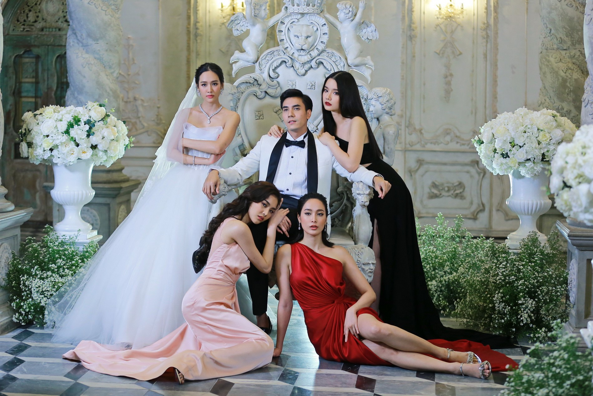 "Cô Vợ Bắt Buộc" xoay quanh mối quan hệ cưỡng ép hôn nhân giữa nam chính giàu có và cô gái mạnh mẽ.