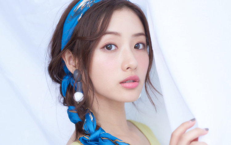 Ishihara Satomi – biểu tượng của sự quyến rũ và phong thái tự tin của người phụ nữ hiện đại Nhật Bản.