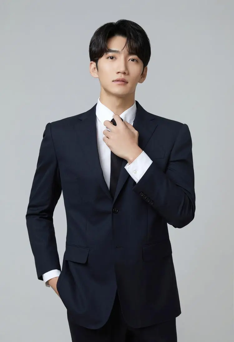 Kim Giai Ngộ chinh phục khán giả với hình tượng nam chính ấm áp, lãng mạn và đầy cuốn hút.