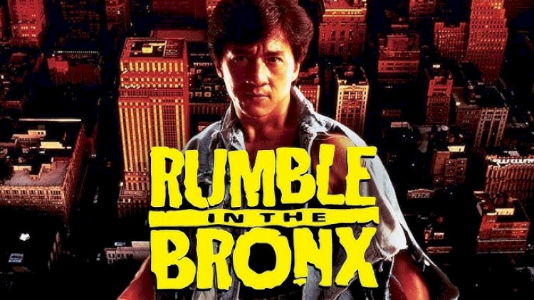 Ảnh phim mang sắc thái đường phố Mỹ thập niên 90, pha chút bụi bặm nhưng tràn đầy năng lượng võ thuật.