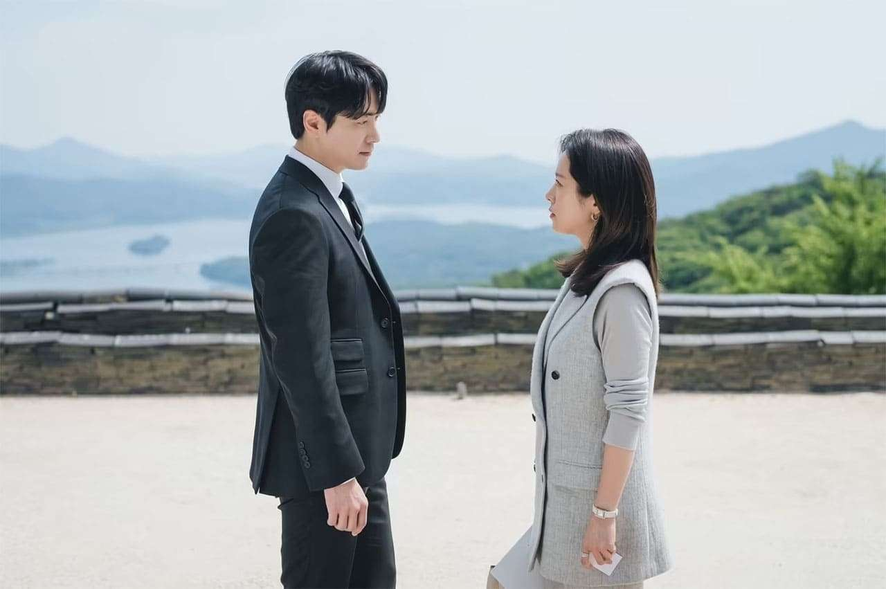 Từ đối tác công việc, cả hai dần tiến đến một mối quan hệ tình cảm chân thành