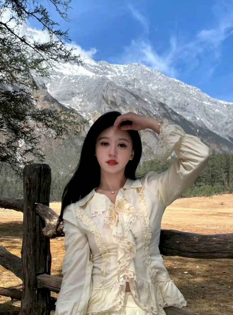 Sài Tuệ Hân sở hữu vẻ đẹp xinh xắn, thanh tú