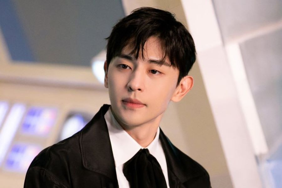 Đặng Luân với vẻ ngoài điển trai, nụ cười rạng rỡ trong trang phục hiện đại - biểu tượng của thế hệ diễn viên 9X tài năng nhất Trung Quốc