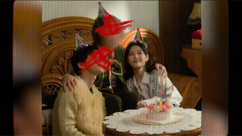 Nhưng Heo In Gang rõ ràng không phải là người dễ bị dọa nạt. Cô ấy đã im lặng quá lâu. Giờ đây, khi A Hee đã "phản đòn" bằng lời đe dọa, In Gang chắc chắn sẽ có động thái đáp trả. Tập 3 "Dear X" (Gửi X) hứa hẹn sẽ là một cuộc chiến leo thang, "mặt nạ" của Baek A Hee bắt đầu xuất hiện những vết nứt nghiêm trọng đầu tiên.