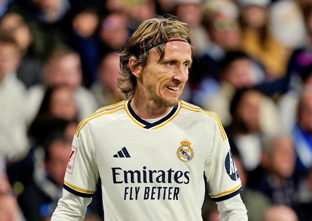 Luka Modrić là cầu thủ giàu kinh nghiệm hiện đang chơi cho Real Madrid tại vị trí tiền vệ trung tâm