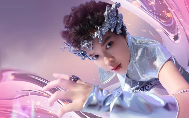 Phương Ly - "mặt trời bé con" của làng nhạc Việt, là nữ ca sĩ nổi tiếng với phong cách indie-pop và thời trang độc đáo.