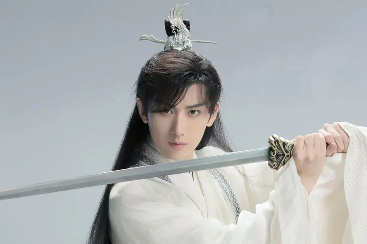 Nhân vật Vũ Tư Phượng mang vẻ ngoài lạnh lùng, lý trí nhưng sâu trong là một trái tim nặng tình