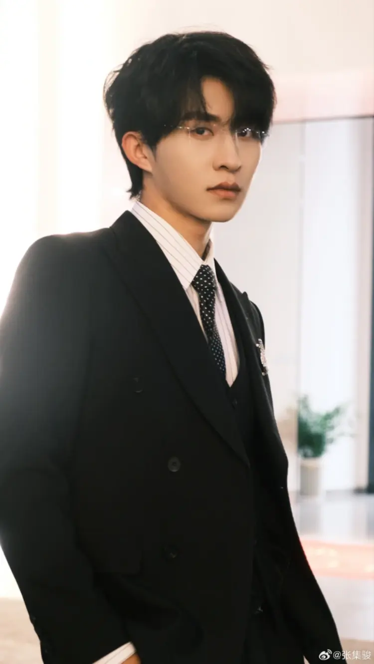 Trương Tập Tuấn – gương mặt trẻ triển vọng với ngoại hình điển trai và phong cách diễn xuất tinh tế, đang dần khẳng định vị trí của mình trong làng phim ngắn Trung Quốc.