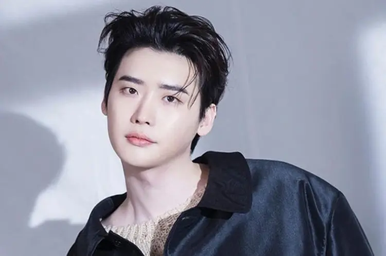 Vẻ ngoài điển trai và khí chất cuốn hút của Lee Jong Suk