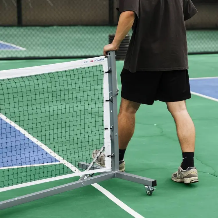 Để đo chiều cao lưới Pickleball, cần chuẩn bị các dụng cụ như: Thước dây, dây căng/cord tensioner, thước đo lưới chuyên dụng