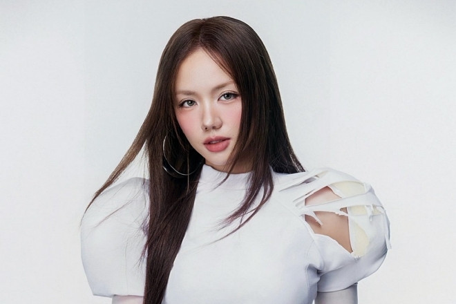 Phương Ly - "mặt trời bé con" của làng nhạc Việt, là nữ ca sĩ nổi tiếng với phong cách indie-pop và thời trang độc đáo.