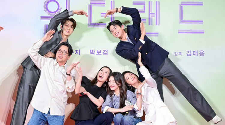 Một thế giới nơi ký ức và công nghệ giao thoa, để Park Bo-gum khắc họa nỗi cô đơn bằng ánh mắt dịu dàng nhất.