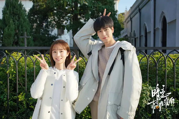 Đôi khi, tình yêu không cần phải phô trương, chỉ cần lặng lẽ ở bên và yêu hết mình, đó đã là niềm hạnh phúc