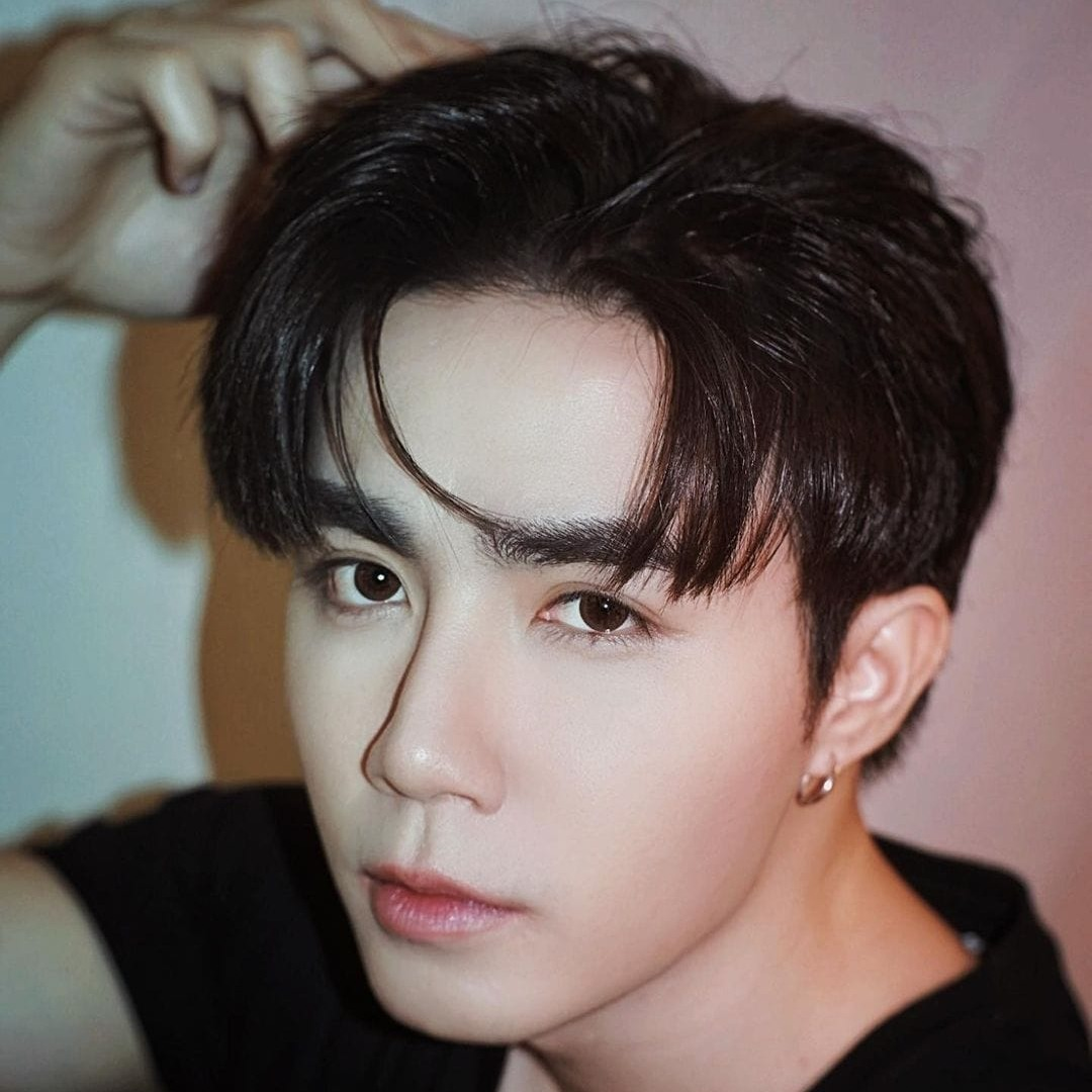 Xuất thân từ Zee Pruk Panich Chiang Rai, anh sở hữu vẻ ngoài điển trai, nam tính cùng chiều cao 1m82 ấn tượng