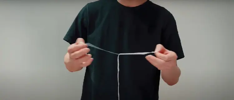 Lột lớp bóng ở một mặt của dây quấn cán là bước thứ 2 trong quy trình quấn cán vợt cầu lông