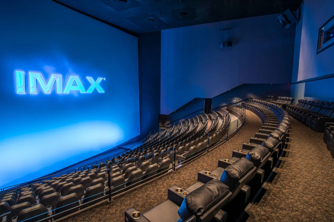 Khán giả đang trải nghiệm xem phim tại rạp IMAX với kính 3D và màn hình bao trùm toàn bộ tầm nhìn