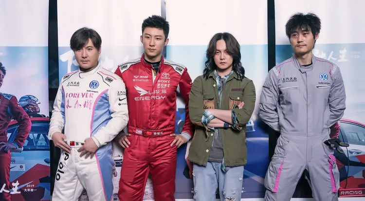 “Phi Trì Nhân Sinh” là câu chuyện hài hước, cảm động về hành trình trở lại đường đua của tay đua hết thời.