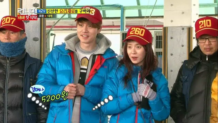 Lee Dong Wook rất nhiệt tình và lăn xả khi tham gia thử thách trong chương trình Running Man    