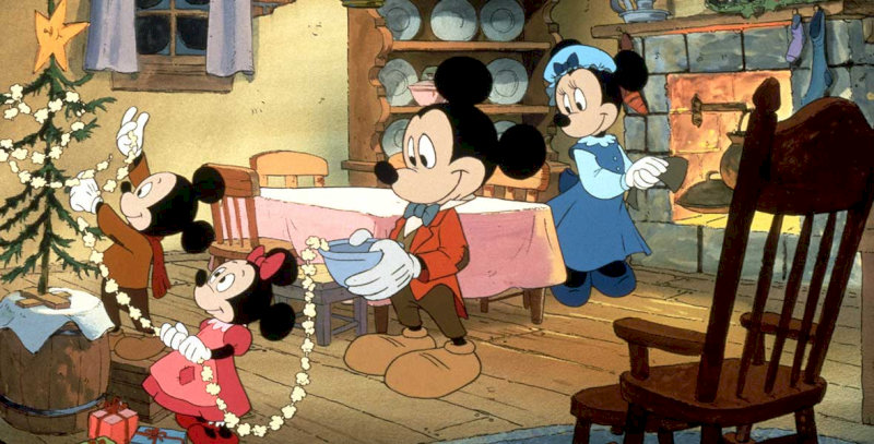 Hình ảnh Mickey và Scrooge cùng nhau đón Giáng Sinh trong khung cảnh ấm áp bên lò sưởi