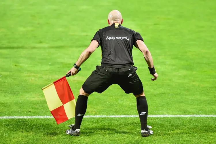 Có nhiều cấp độ xử lý vi phạm đối với lỗi việt vị