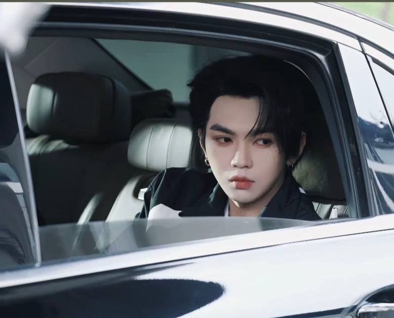 Diệp Hạo Nhiên nổi lên như một làn gió khác biệt với vẻ ngoài phong trần, lãng tử và có phần "trai hư" đầy cuốn hút