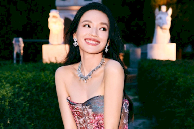 Nổi tiếng với vẻ đẹp gợi cảm hoang dại và hành trình vươn lên đầy nghị lực, Thư Kỳ là một trong những nữ diễn viên có vị thế không thể thay thế của điện ảnh Hoa ngữ