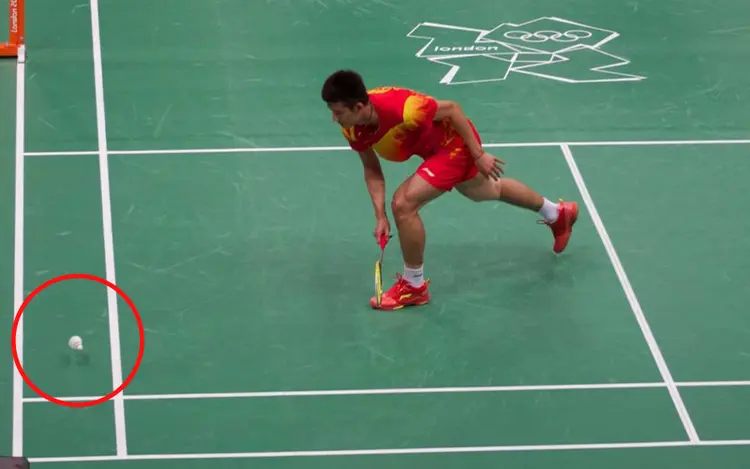 Một trong những lỗi phổ biến trong thi đấu cầu lông đôi là phát cầu ra ngoài