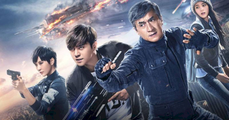 Ảnh phim nổi bật với tông xanh - bạc, ánh sáng neon và khí chất lạnh lùng của Thành Long giữa thế giới công nghệ cao.